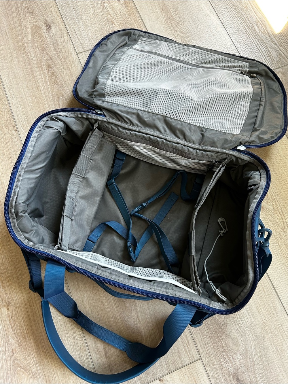 Yeti Crossroads 40L Navy Blue Men's Duffel Bag with Shoulder Strap - Picture 3 of 6